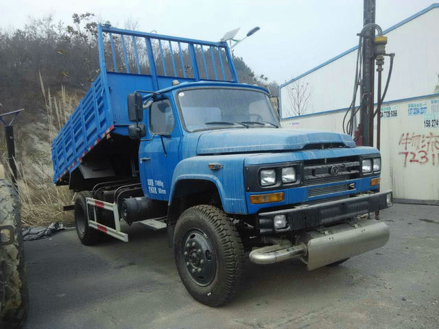 四驅(qū)尖頭自卸車(chē)